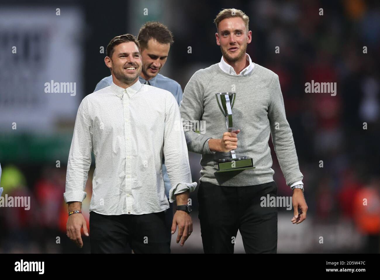 Stuart Broad von Nottinghamshire zeigt den Royal London Cup in Vor Notts County und Nottingham Forest Fans in Meadow Fahrspur Stockfoto