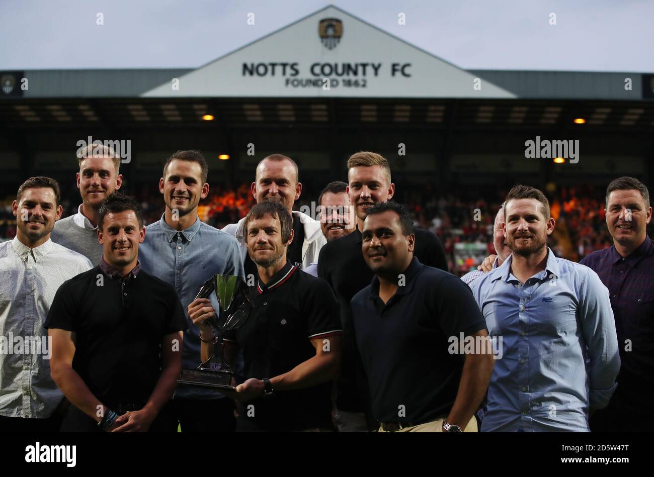 Nottinghamshire Kapitän Chris Read führt seine Teamkollegen an, wie sie zeigen Vor dem Royal London Cup vor Notts County Und Nottingham Forest Fans in Meadow Lane Stockfoto