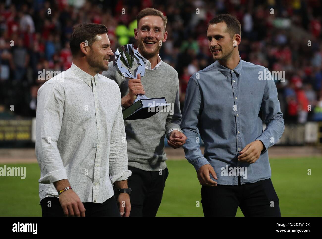 Stuart Broad (Mitte) von Nottinghamshire zeigt den Royal London Cup Vor Notts County und Nottingham Forest Fans Meadow Lane Stockfoto