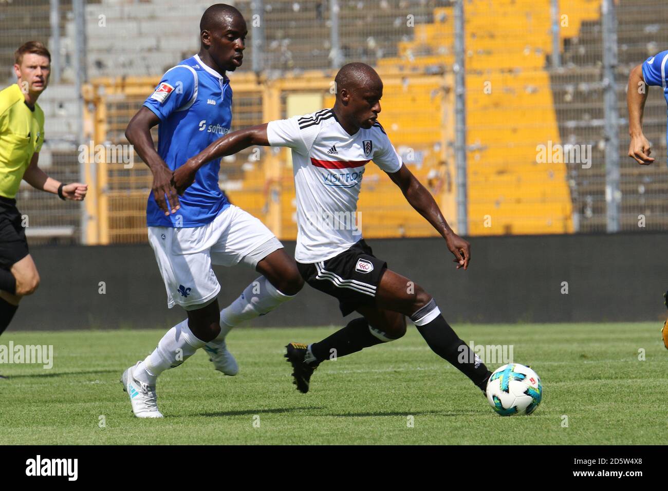 Fulhams Sone Aluko und Darmstadts Wilson Kamavuaka kämpfen um die Ball Stockfoto