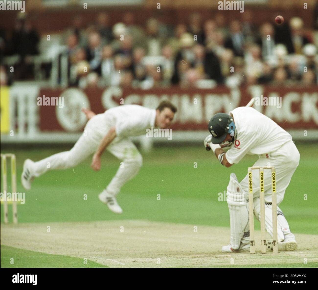 Englands Graham Thorpe duckt aus einer Schale aus Neuseeland Dion Nash Stockfoto