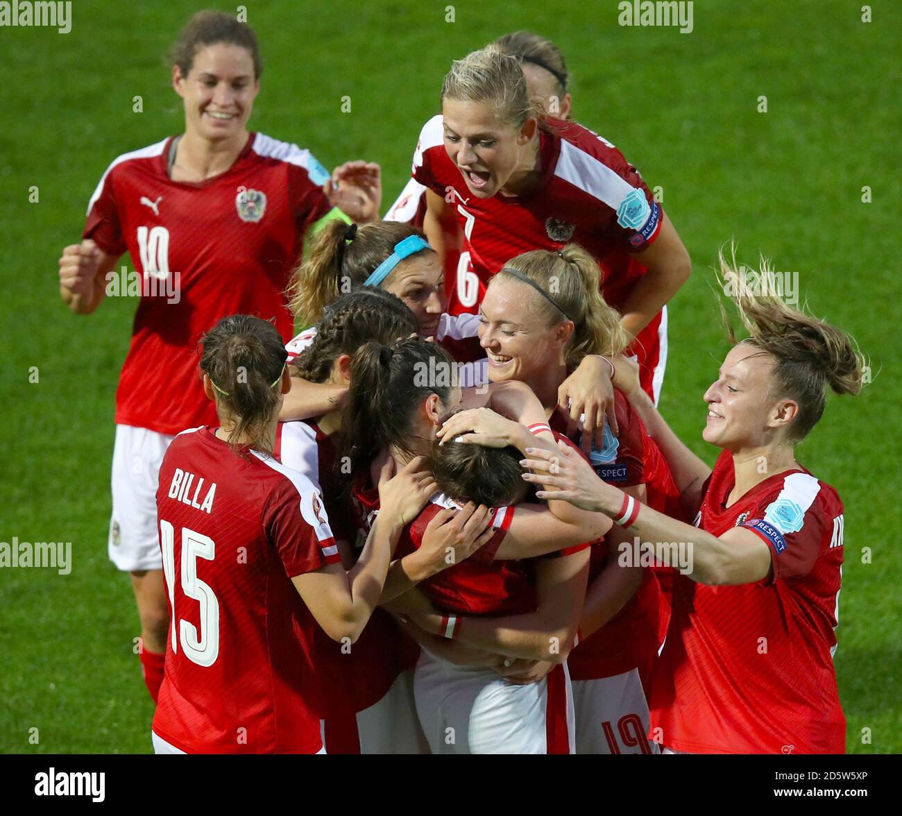 Österreichs Sarah Zadrazil feiert das erste Tor ihrer Seite Das Spiel mit Teamkollegen Stockfoto