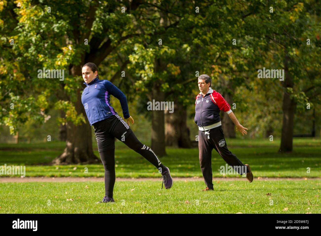 London, Großbritannien. 14. Oktober 2020. UK Wetter: Ein Paar übt Tai Chi, auch Tai Chi chuan genannt, als die Blätter auf Bäumen im Green Park beginnen, ihre Herbstfarbe zu nehmen. Ursprünglich als Kampfkunst im China des 13. Jahrhunderts entwickelt, wird Tai Chi heute weltweit als gesundheitsfördernde Übung praktiziert und verbindet tiefes Atmen und Entspannung mit fließenden Bewegungen. Gute Sonneneinbrüche im Frühjahr und Sommer, gefolgt von Regenfällen im September, lassen den diesjährigen Herbstlaub in diesem Jahr besonders eindrucksvoll erscheinen. Kredit: Stephen Chung / Alamy Live Nachrichten Stockfoto