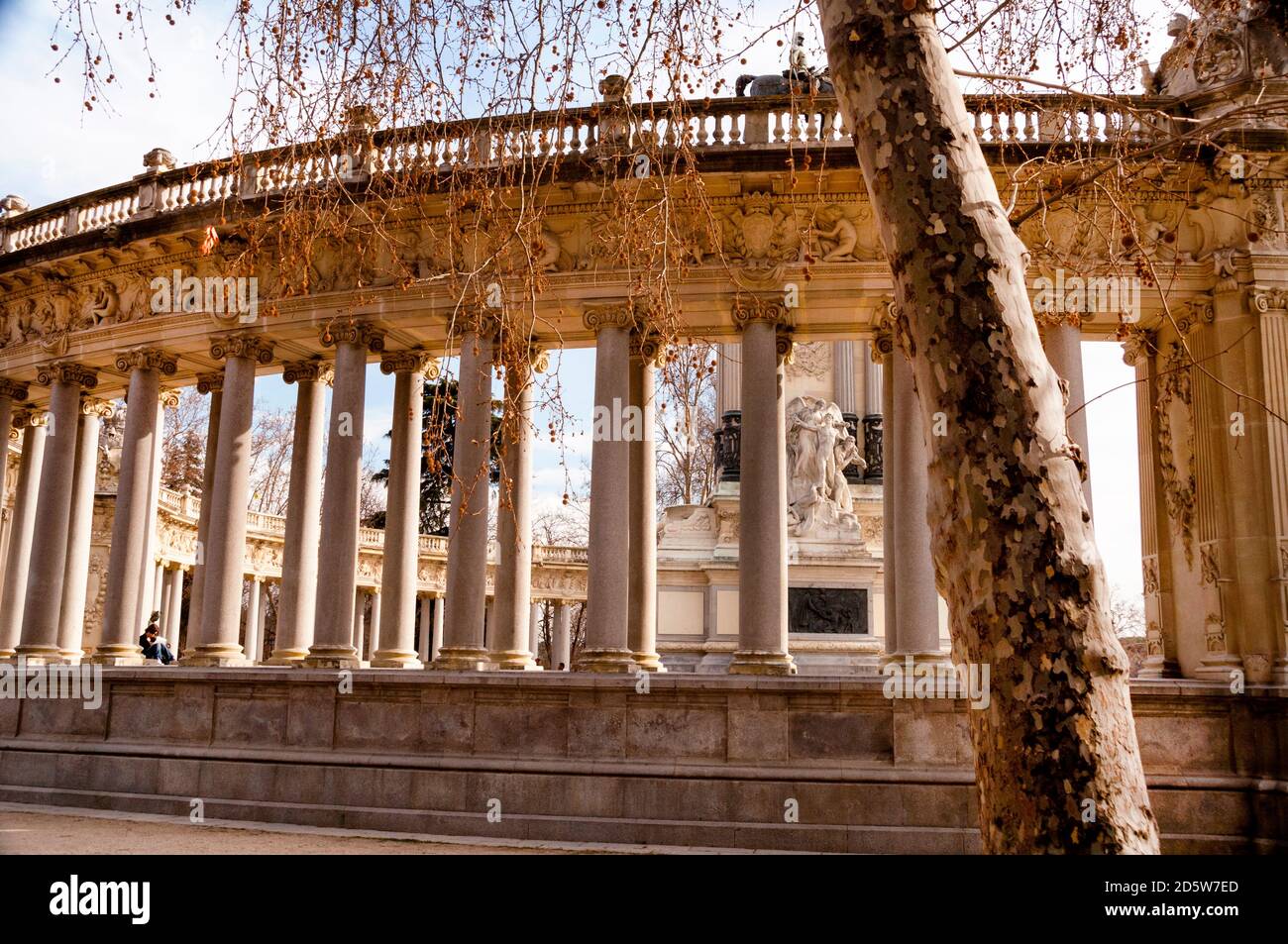 Freistehende große Kolonnade des Denkmals für Alfonso XII. Von Spanien im El Retiro Park in Madrid. Stockfoto