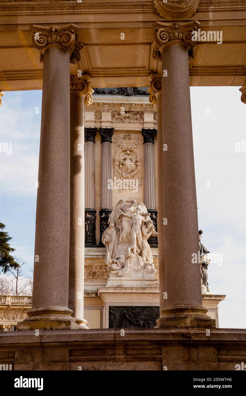 Freistehende große Kolonnade des Denkmals für Alfonso XII. Von Spanien im El Retiro Park in Madrid. Stockfoto