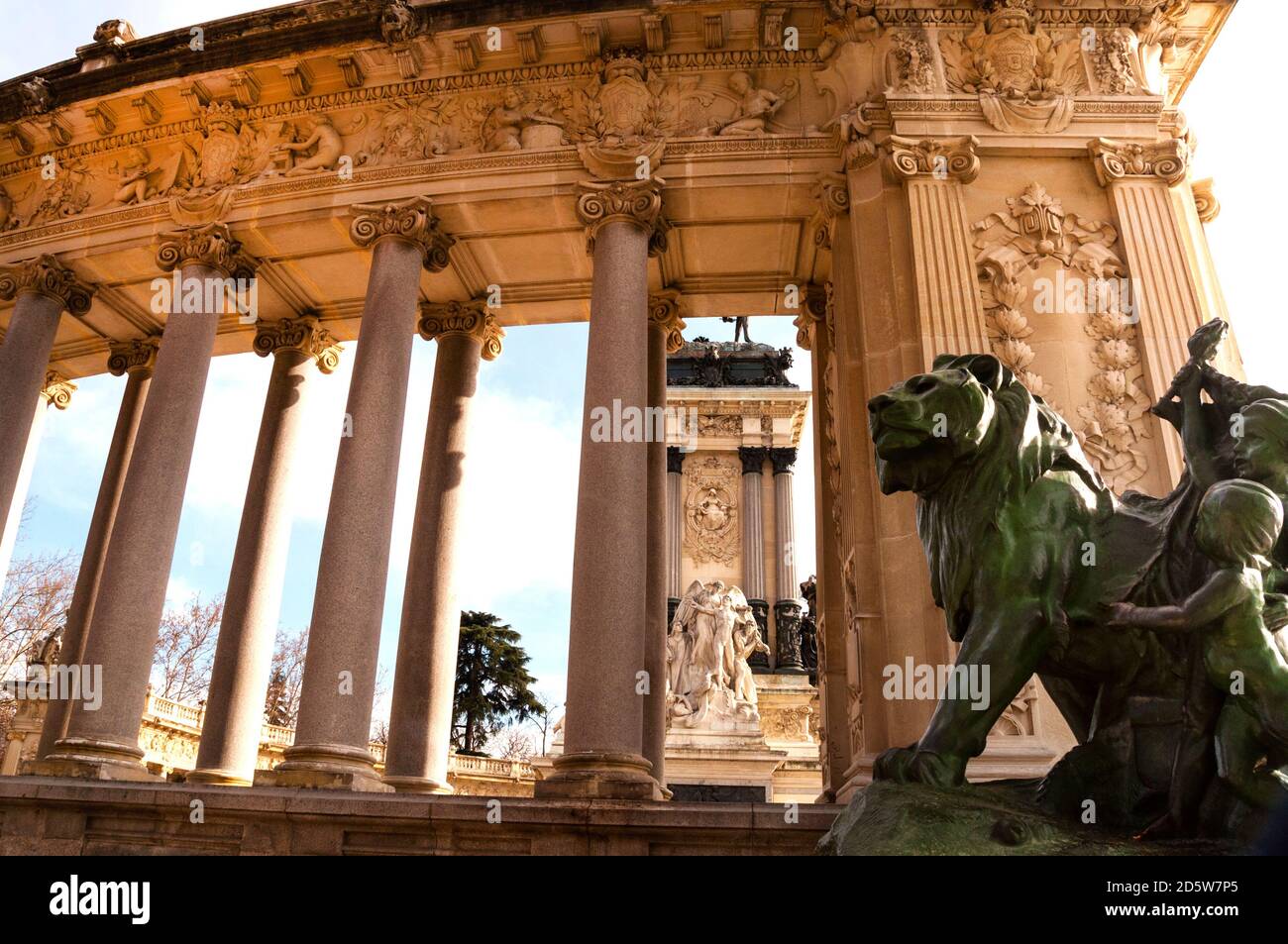 Freistehende große Kolonnade des Denkmals für Alfonso XII. Von Spanien im El Retiro Park in Madrid. Stockfoto