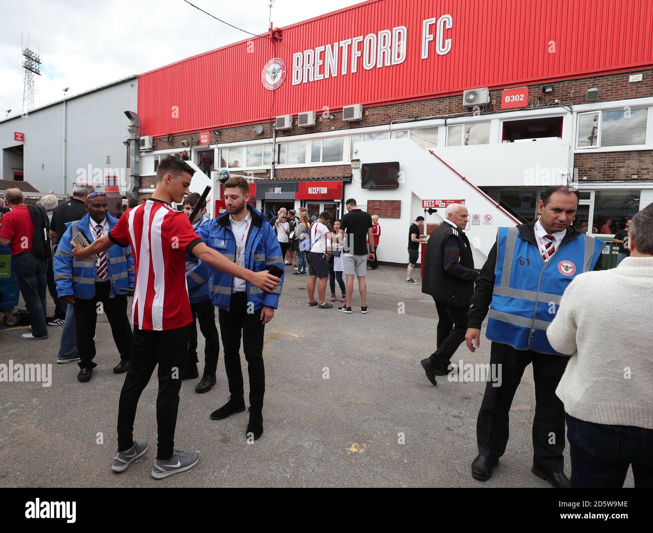 Vor dem Betreten von Brentfords Griffin Park-Stadion, Brentford, wird ein Fan gesucht. Stockfoto