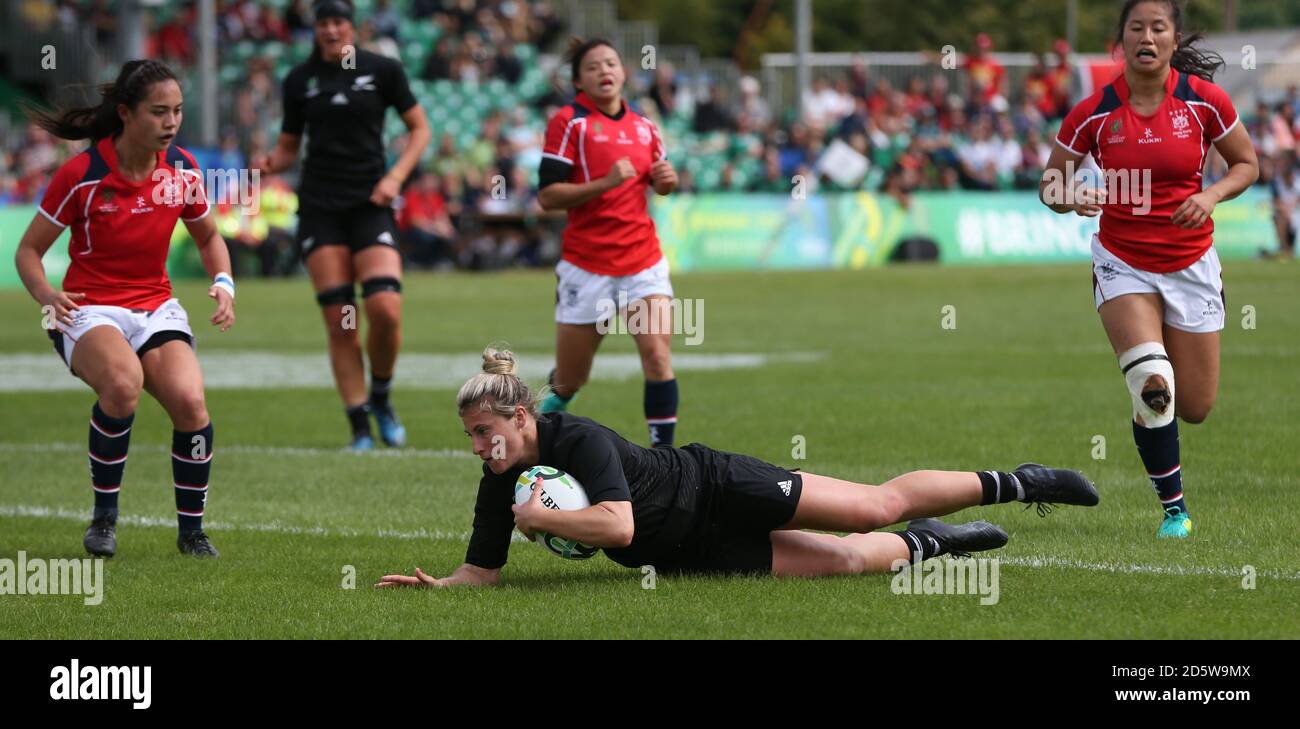 Die Neuseeländerin Hazel Tubic kann sich während ihres Rugby-WM-Spiels der Frauen im Billings Park gegen Hongkong versuchen. Stockfoto