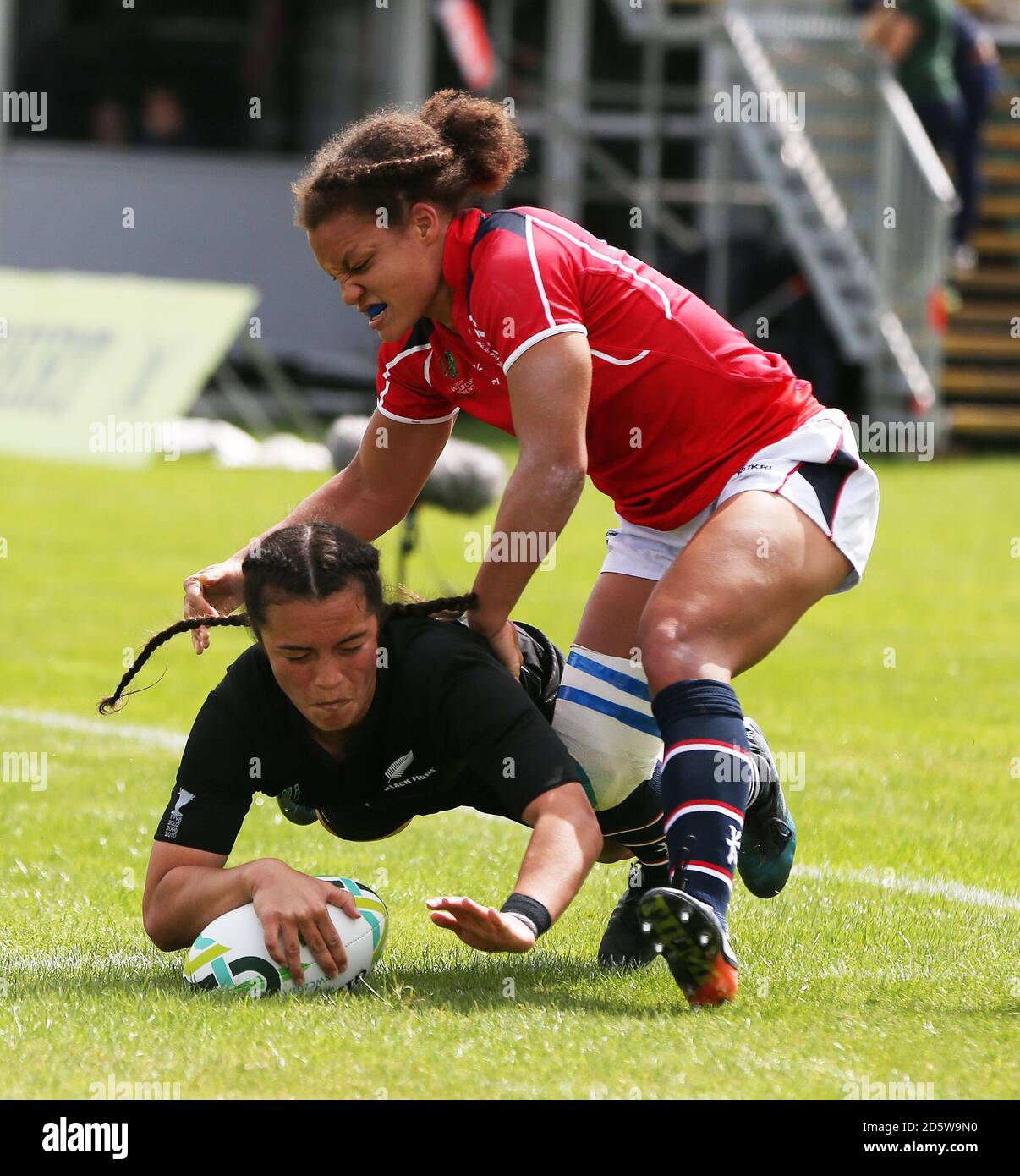 Die Neuseeländerin Theresa Fitzpatrick versucht Hongkong während ihres Frauen-Rugby-Weltcupspiels im Billings Park erneut. Stockfoto