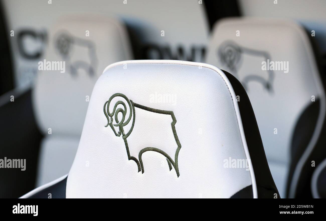 Nahaufnahme Detail von Derby County Branding auf Sitzgelegenheiten in der Dugout Stockfoto