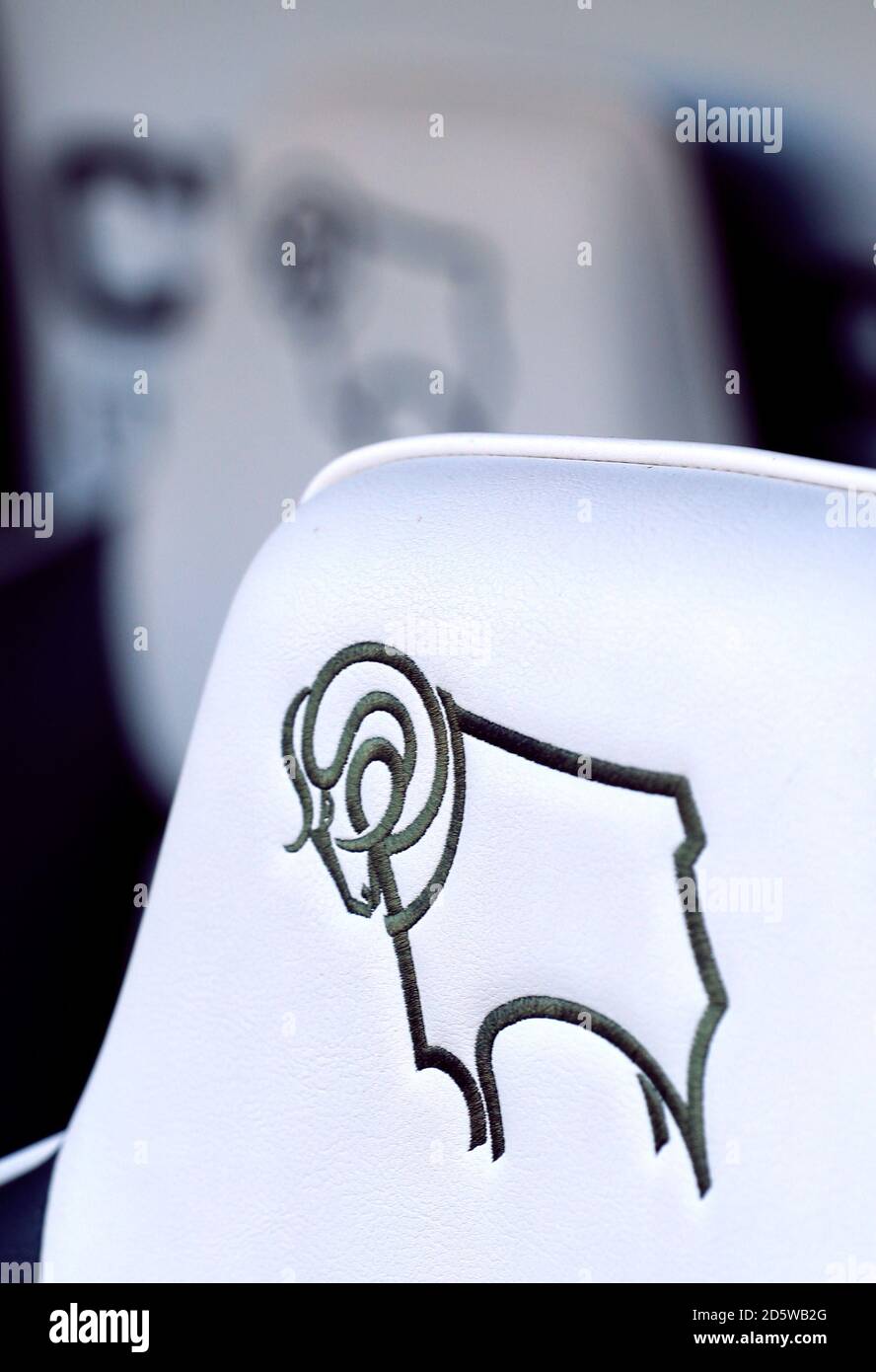 Nahaufnahme Detail von Derby County Branding auf Sitzgelegenheiten in der Dugout Stockfoto