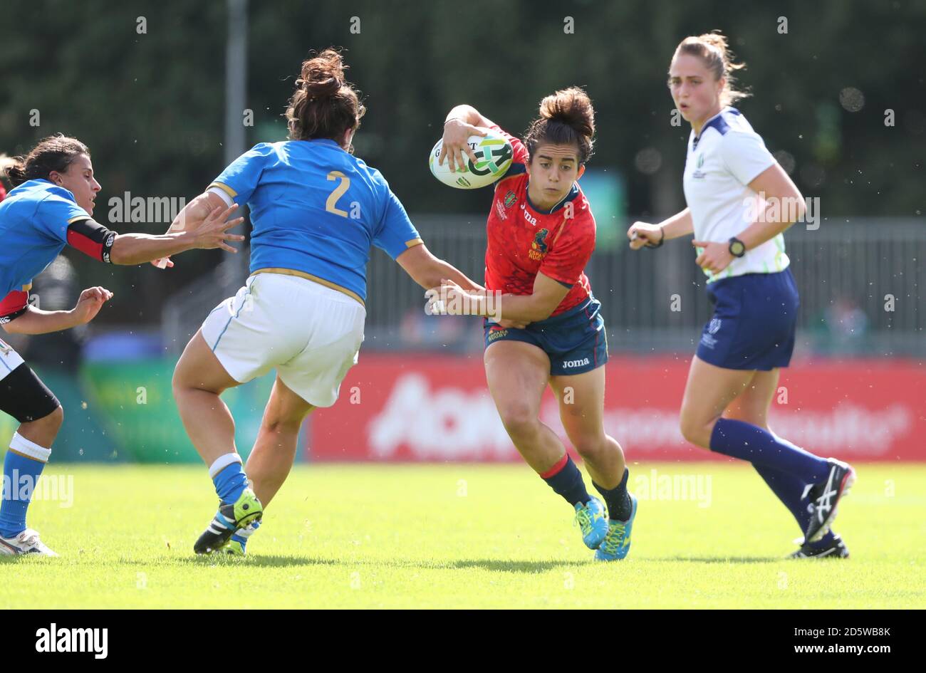 Spaniens Patricia Garcia und Italiens Melissa Bettoni (links) während ihrer Rugby-Weltmeisterschaft der Frauen beim UCD Bowl in Dublin Stockfoto