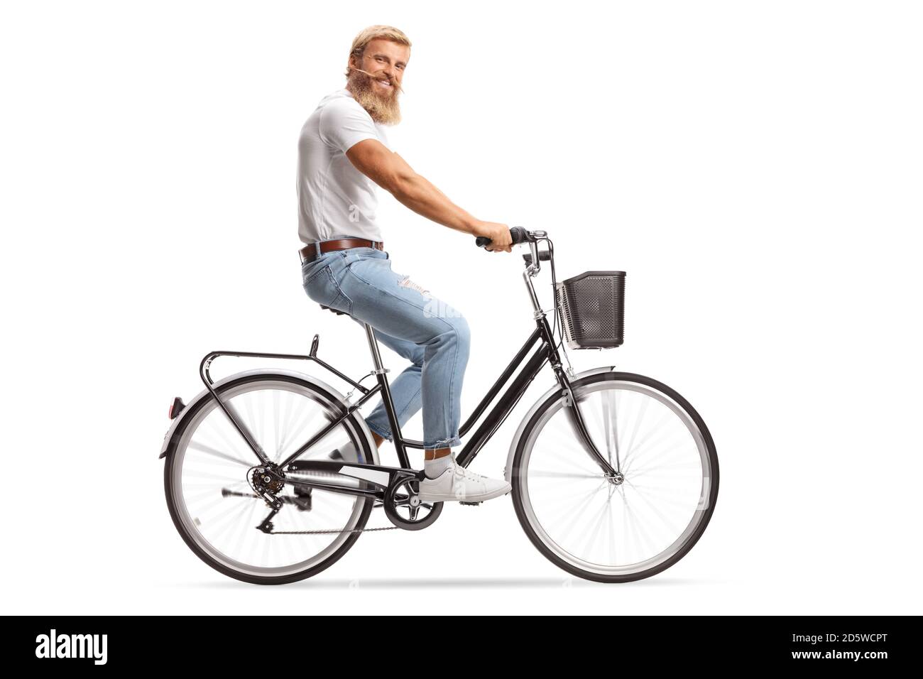 Bärtiger Typ mit Schnurrbart, der ein Fahrrad fährt und lächelt Kamera auf weißem Hintergrund isoliert Stockfoto