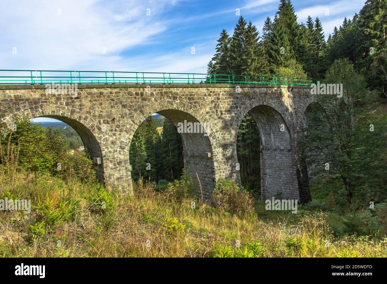 Blick auf Steinbahn Viadukt in einem kleinen Dorf von Pernink, Tschechische republik. Alte tschechische Eisenbahnlinie. Alte Bogenbrücke Stockfoto