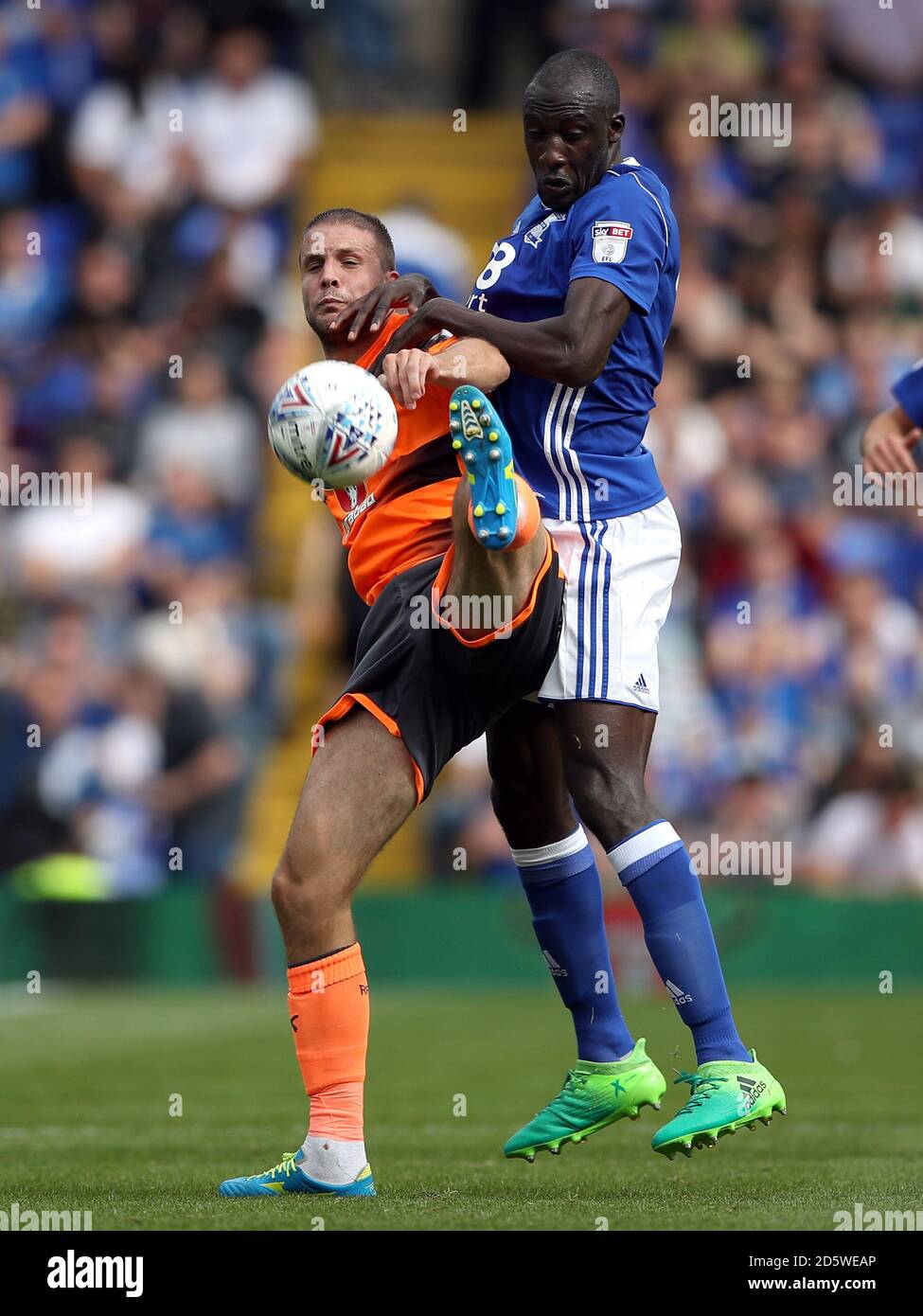 Cheikh N'Doye von Birmingham City und Joey van den Berg von Reading (Links) Kampf um den Ball Stockfoto