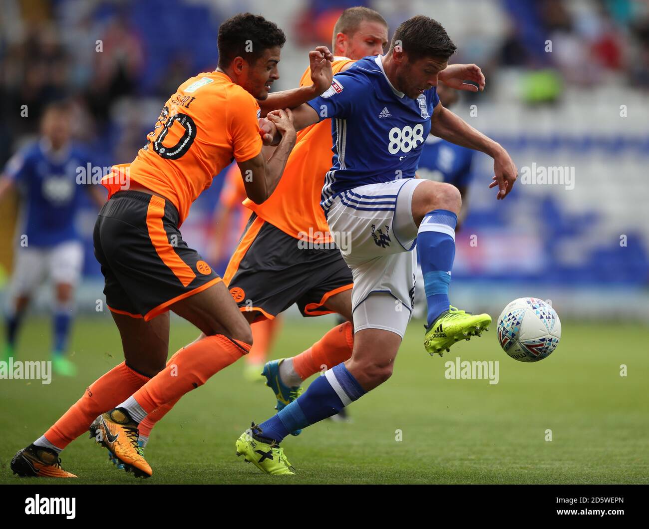 Lukas Jutkiewicz von Birmingham City löst sich von Thiago Ilori in Reading Und Reading's Joey van den Berg Stockfoto