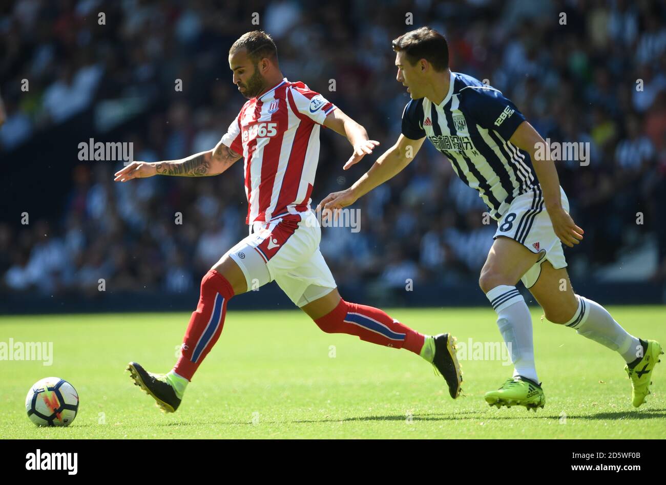 Rodriguez Jese von Stoke City und Gareth Barry von West Bromwich Albion (Rechts) Kampf um den Ball Stockfoto