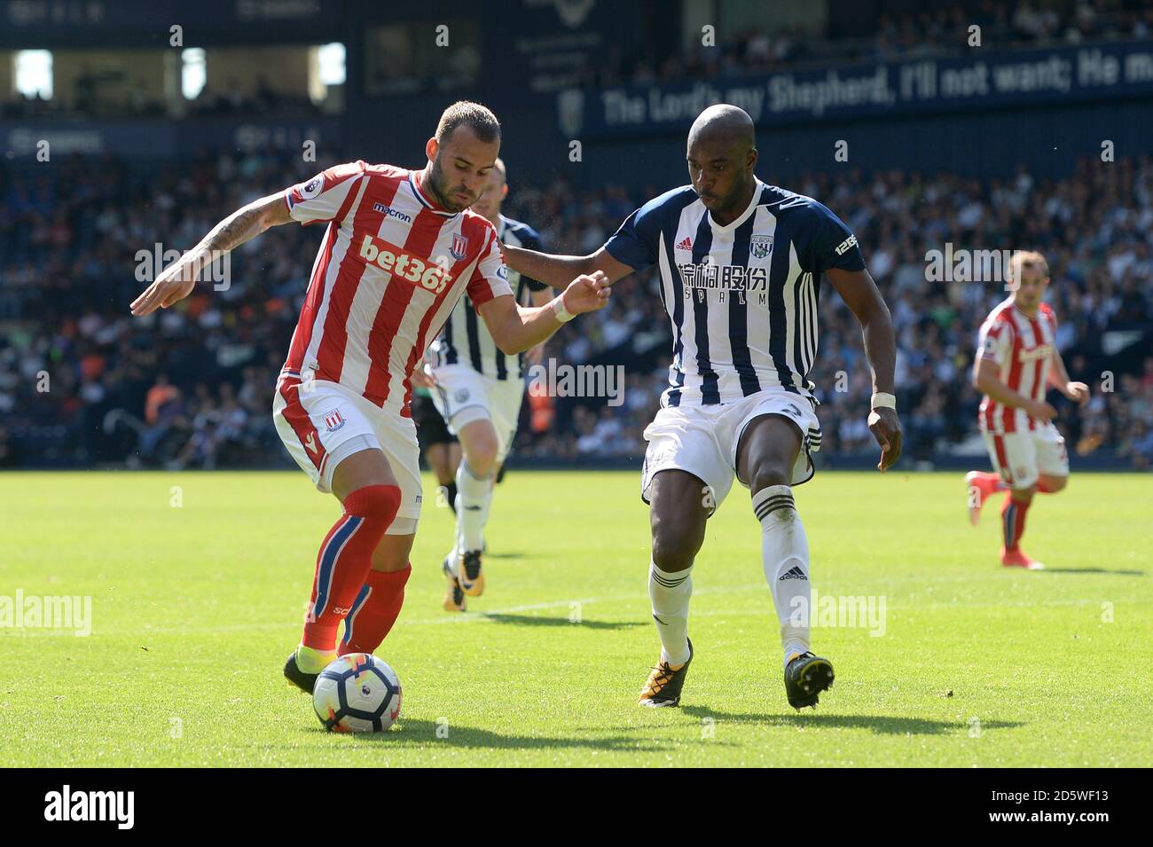 Rodriguez Jese von Stoke City (links) und Allan von West Bromwich Albion Nyom Kampf um den Ball Stockfoto