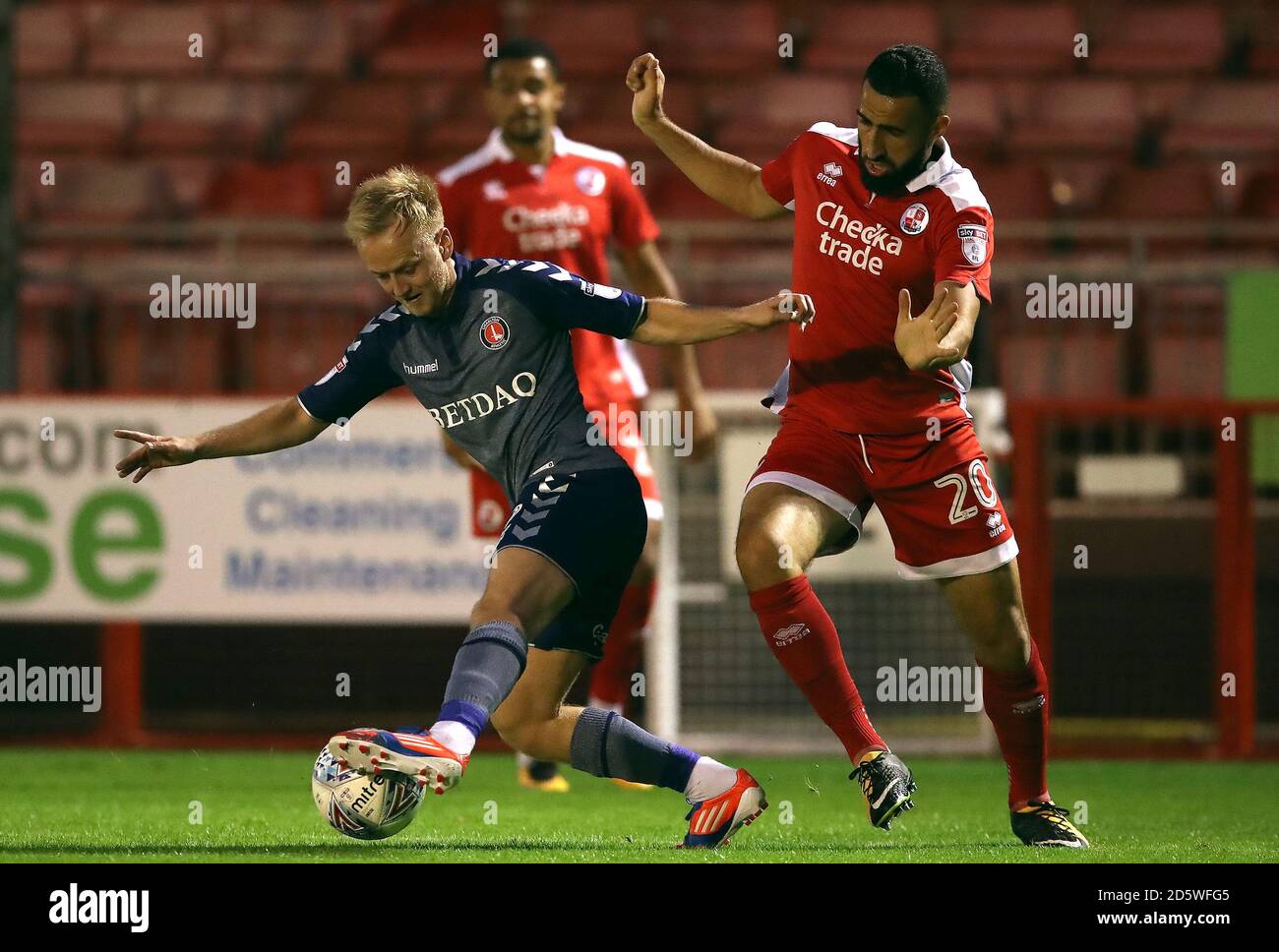 Charlton Athletic's Ben Reeves (links) und Crawley Town's Aryantaj Tajbakhsh Kampf um den Ball Stockfoto