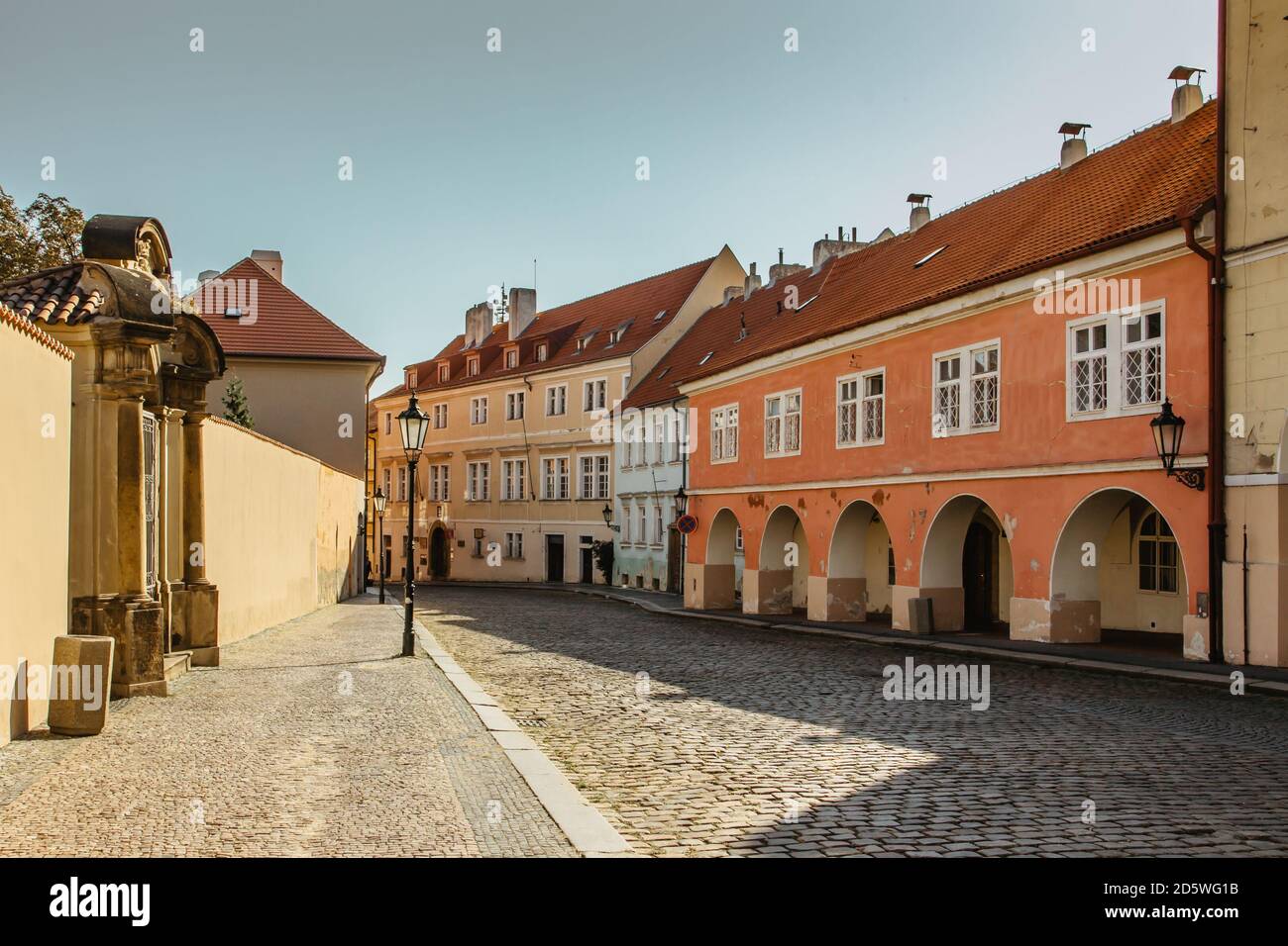 Leere Straße mit bunten Häusern in Prag, Tschechische Hauptstadt. Keine Touristen, keine Besichtigungen während COVID 19 Quarantäne, September 2020. Historisches Zentrum mit Stockfoto
