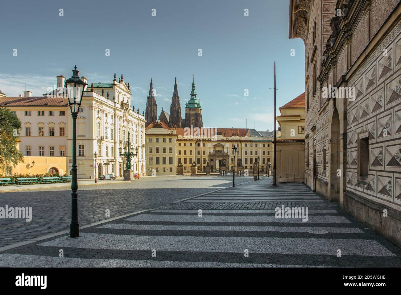 Leere Straße mit bunten Häusern in Prag, Tschechische Hauptstadt. Keine Touristen, keine Besichtigungen während COVID 19 Quarantäne, September 2020. Historisches Zentrum mit Stockfoto