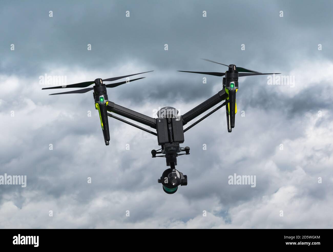 DJI Inspire 2 Quadcopter-Drohne mit Videokamera Fliegen in den Himmel in Großbritannien Stockfoto