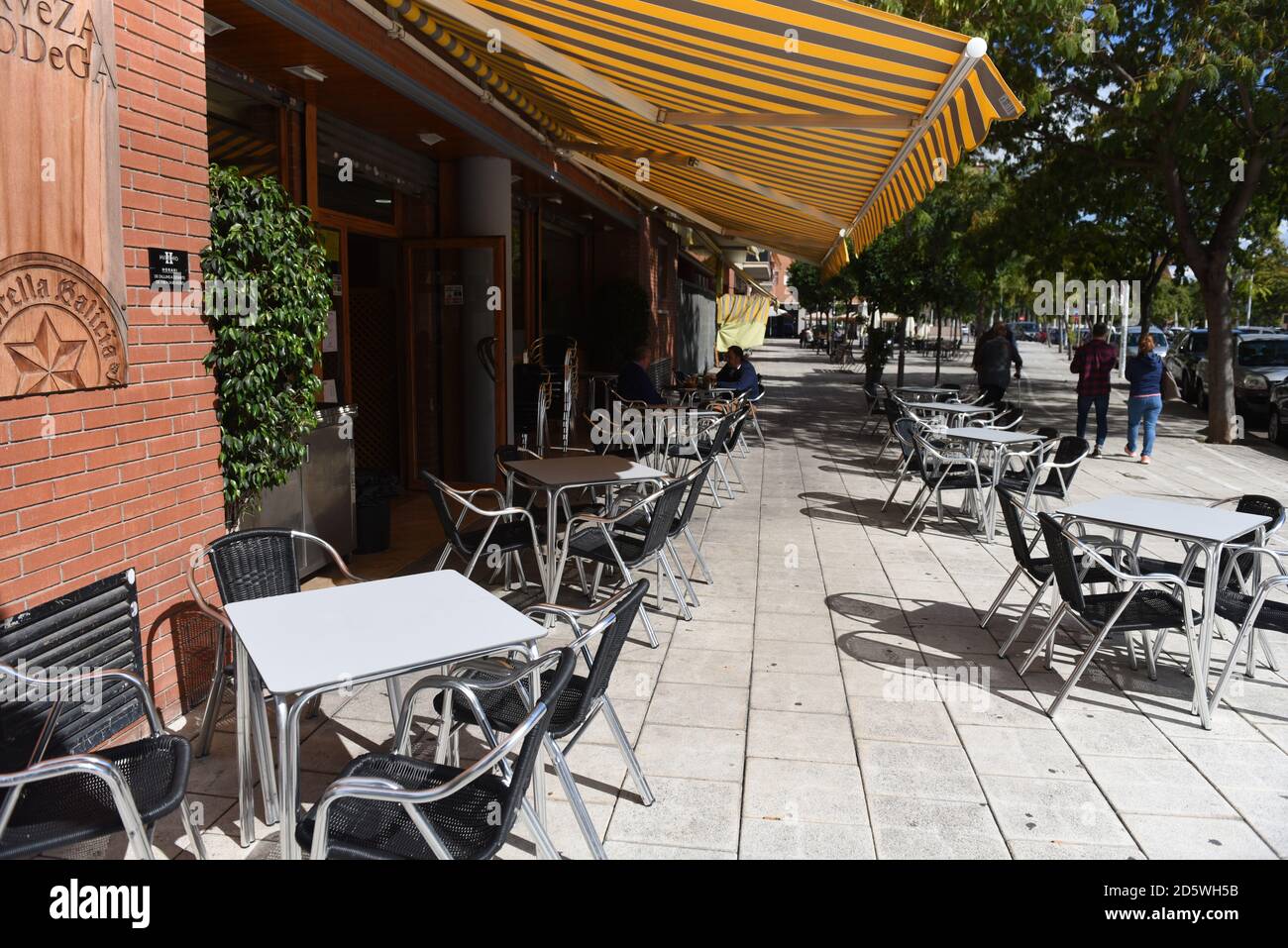 Ein Barrestaurant mit leeren Stühlen in Barcelona.die katalanische Regierung schließt Restaurants und Bars für zwei Wochen, um die Mobilität und soziale Interaktion in der nordöstlichen spanischen Region zu verringern, um die Eskalation der COVID-19-Fälle anzugehen. Stockfoto