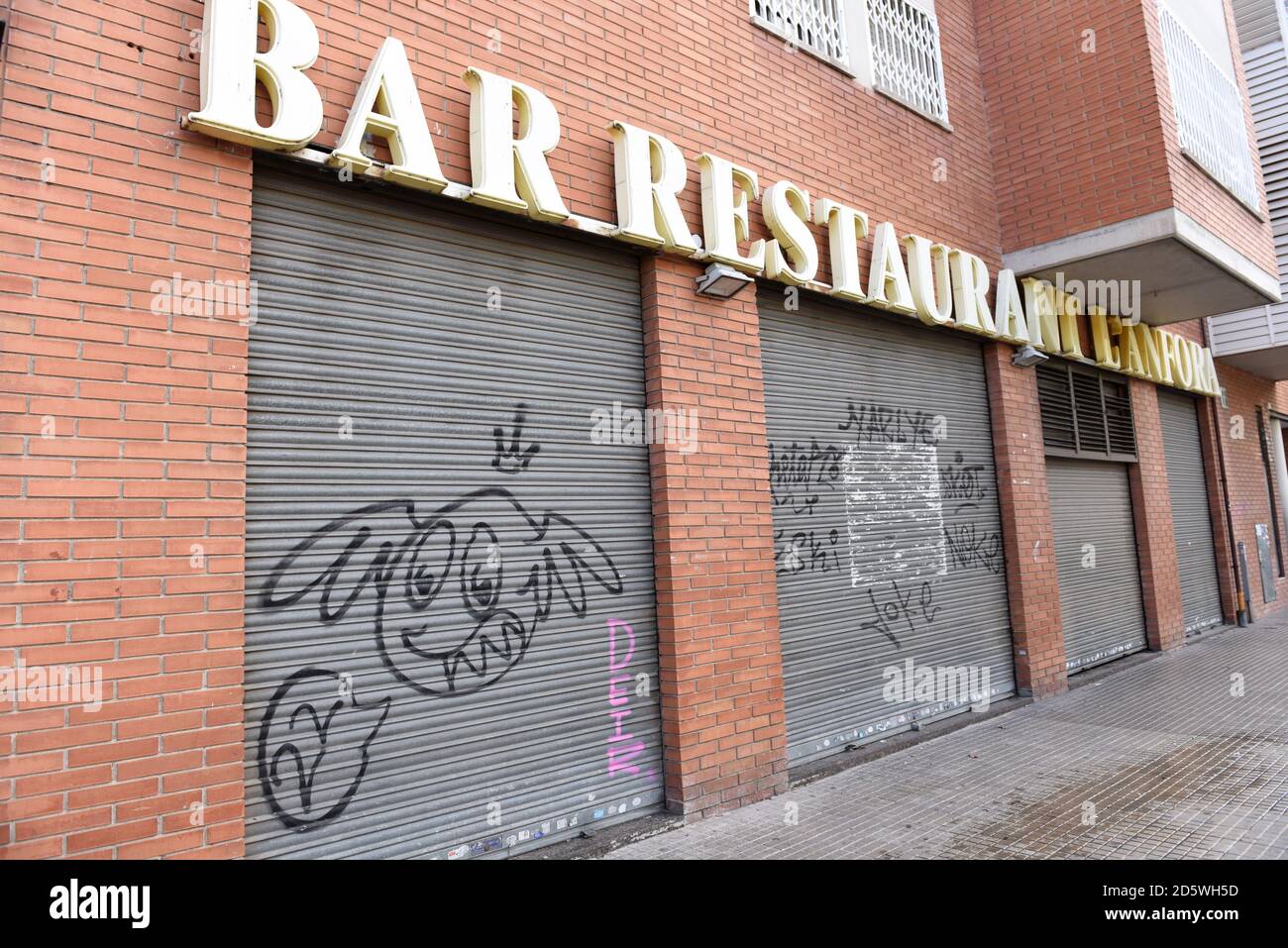Bar Restaurant mit geschlossenen Türen in Barcelona gesehen.Katalonien Regierung schließt Restaurants und Bars für zwei Wochen, um Mobilität und soziale Interaktion in der nordöstlichen spanischen Region zu reduzieren, um die Eskalation der COVID-19 Fälle anzugehen. Stockfoto