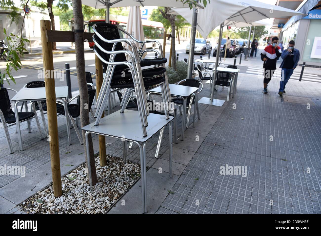 Ein Barrestaurant mit leeren Stühlen in Barcelona.die katalanische Regierung schließt Restaurants und Bars für zwei Wochen, um die Mobilität und soziale Interaktion in der nordöstlichen spanischen Region zu verringern, um die Eskalation der COVID-19-Fälle anzugehen. Stockfoto