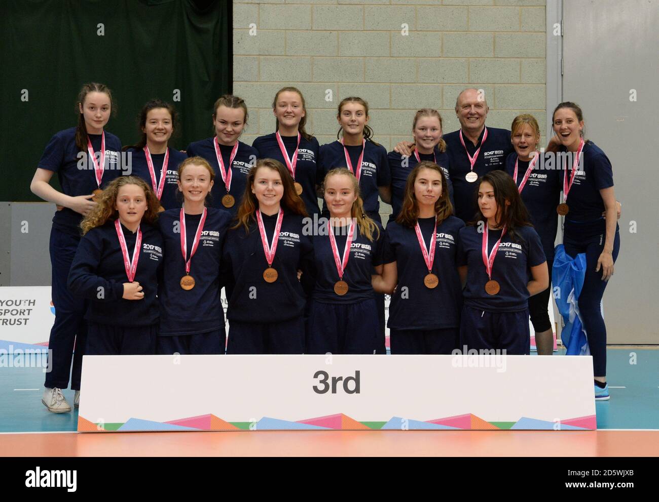 Schottland Ost werden mit ihren Bronzemedaillen in der ausgezeichnet Volleyball-Präsentation am vierten Tag der Schulspiele 2017 Stockfoto