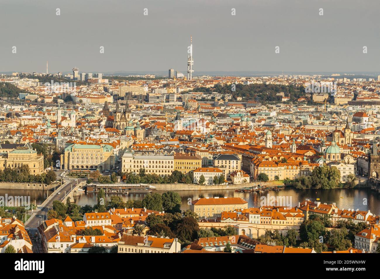 Luftpostkartenansicht von Prag, Tschechien. Prag Panorama.schöne sonnige Landschaft der Hauptstadt Tschechiens.Amazing europäischen Stadtbild.Rote Dächer, bridg Stockfoto