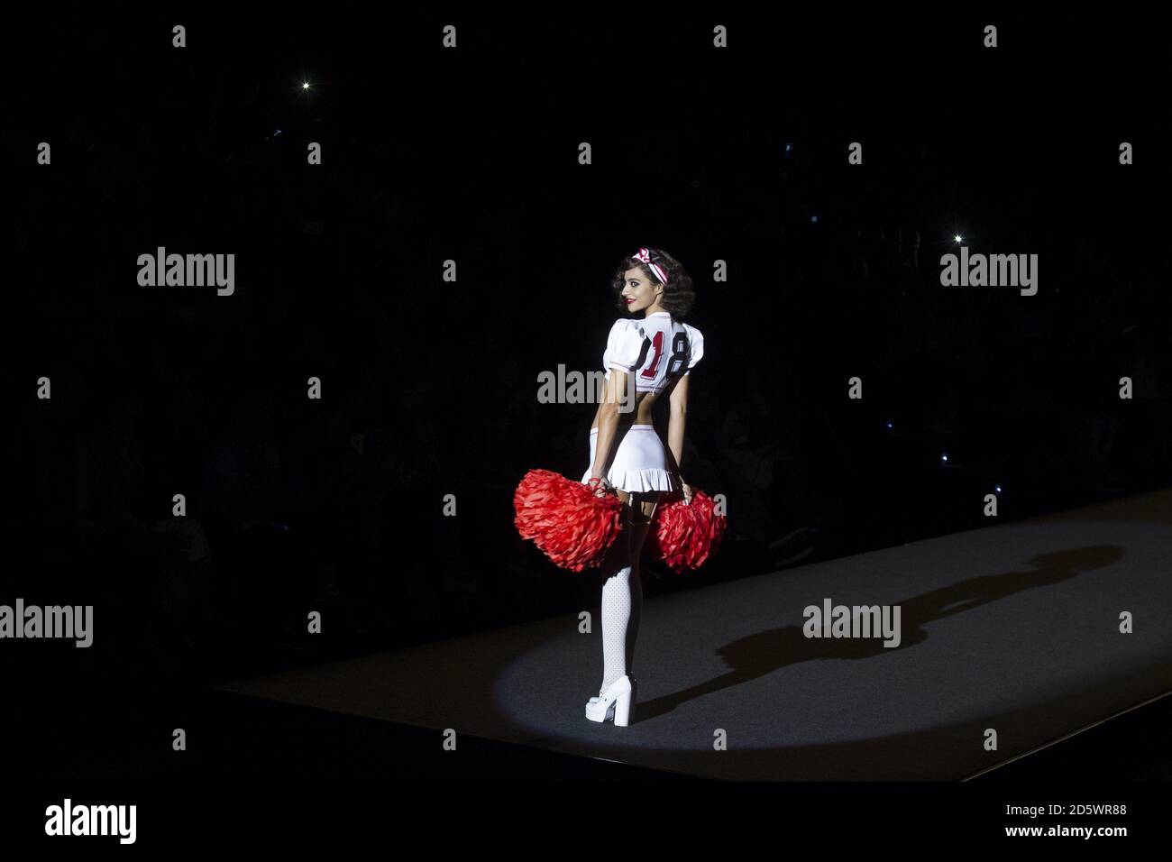Ein Model trägt bei der Kollektion Runaway eine Kreation von 'Andres Sarda' während der Pasarela Cibeles Mercedes Benz Fashion Week Madrid 2017, in Madrid, am Freitag, 15. September 2017. Stockfoto