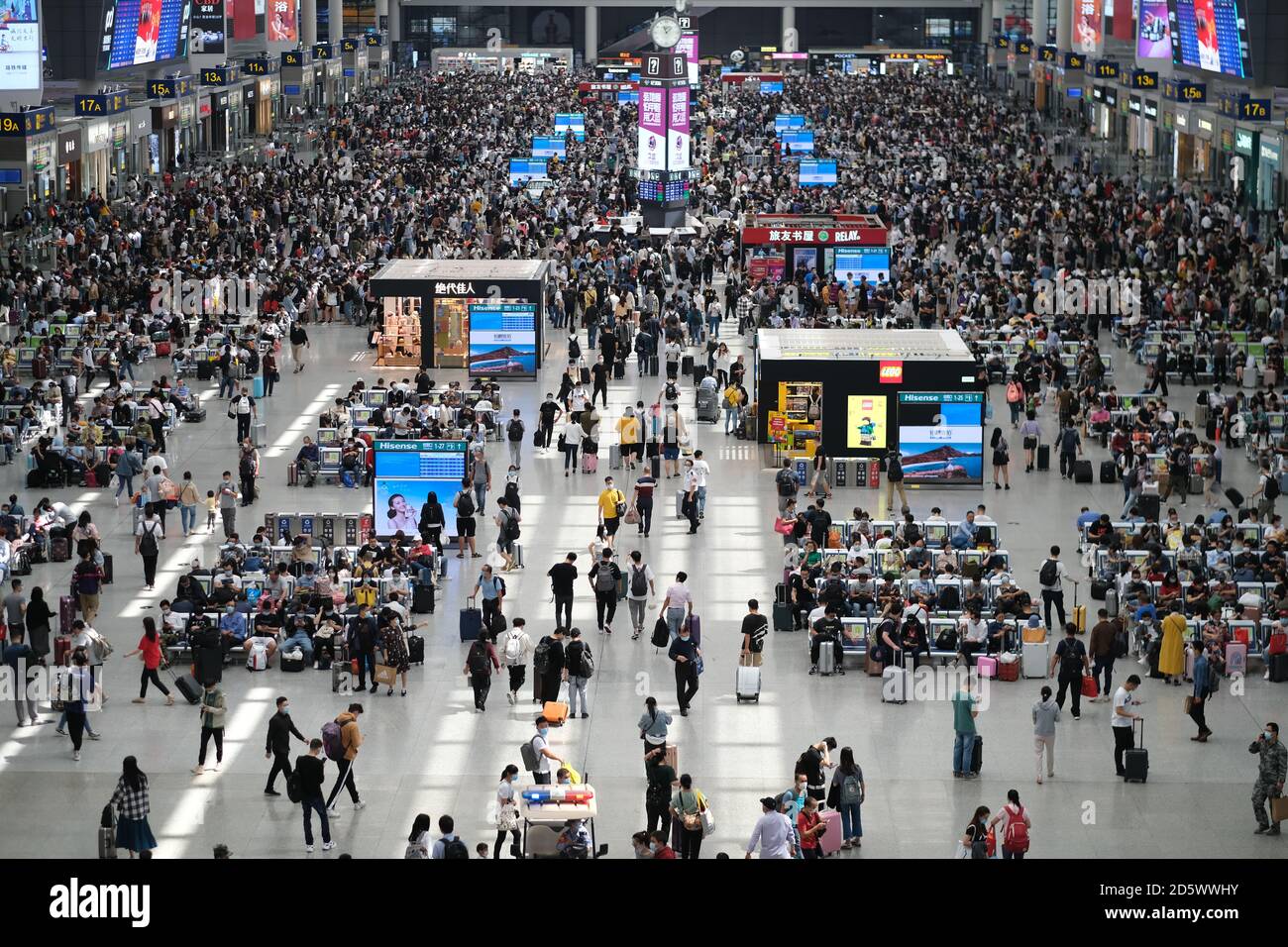 Blick auf Reisende in Shanghai Hongqiao Bahnhof während Chinas Nationalfeiertag. Menschen tragen Gesichtsmaske, um Coronavirus zu verhindern Stockfoto