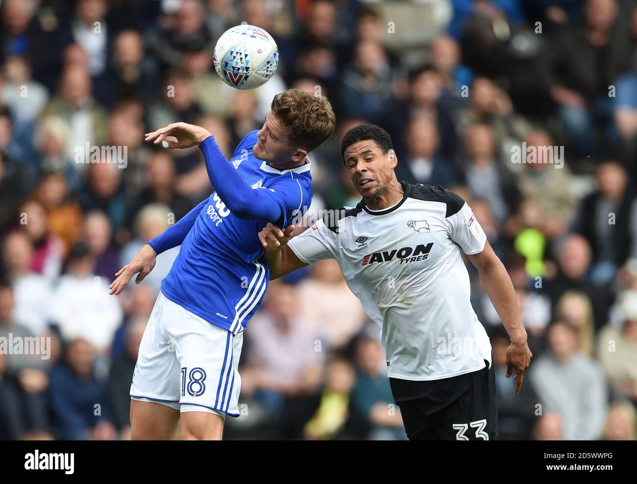 Sam Gallagher von Birmingham City (links) und Curtis Davies von Derby County Kampf um den Ball in der Luft Stockfoto