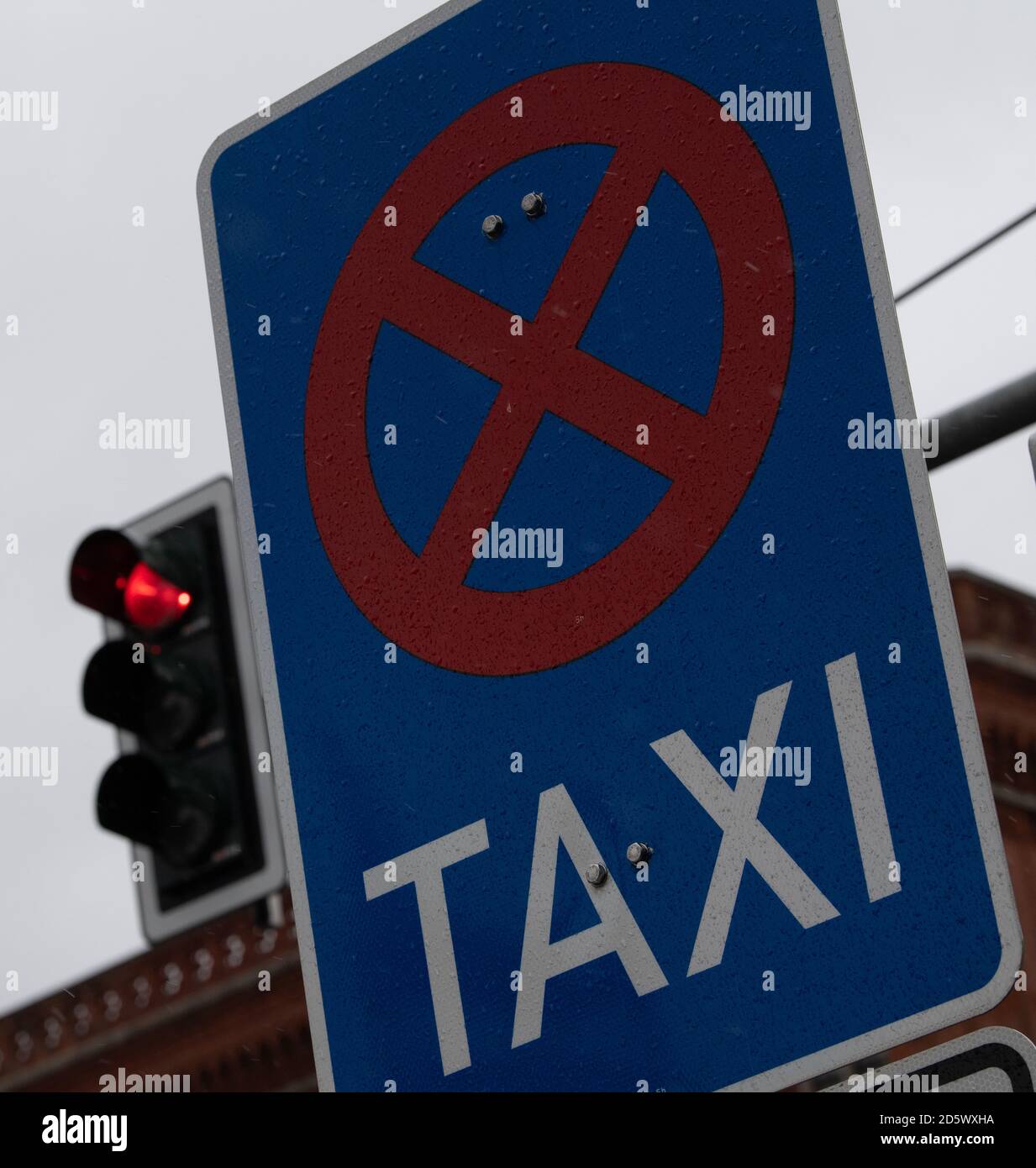 14. Oktober 2020, Berlin: Die Ampel neben dem Taxistand am Roten Rathaus ist rot. Dort protestierten Hunderte Taxifahrer am neuen Hauptstadtflughafen BER gegen die künftigen Verkehrsregeln. Am BER dürfen zunächst nur 300 Berliner Kollegen Passagiere mitnehmen - wie es nur 300 Fahrer aus dem Landkreis Dahme-Spreewald dürfen, das ist der Kompromiss nach einem langen Streit zwischen Berlin und dem Landkreis. Aber es gibt mehr als 7000 Taxis in Berlin. Hunderte von Fahrern marschierten deshalb am 14.10.2020 vor dem Roten Rathaus aus Protest. Foto: Paul Zinke Stockfoto