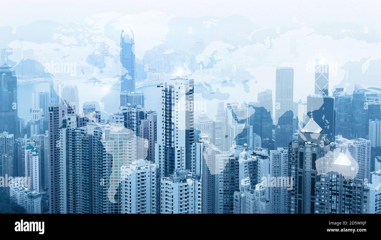 Moderne städtische Skyline. Globale Kommunikation und Vernetzung. Weltkarte. Cyberspace in der Großstadt. Aktienmärkte. E-Business und E-Banking Stockfoto