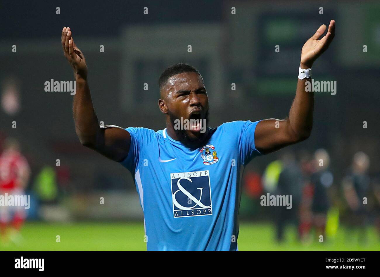 Coventry City Duckens Nazon Gesten an die Fans nach der Schlusspfiff Stockfoto