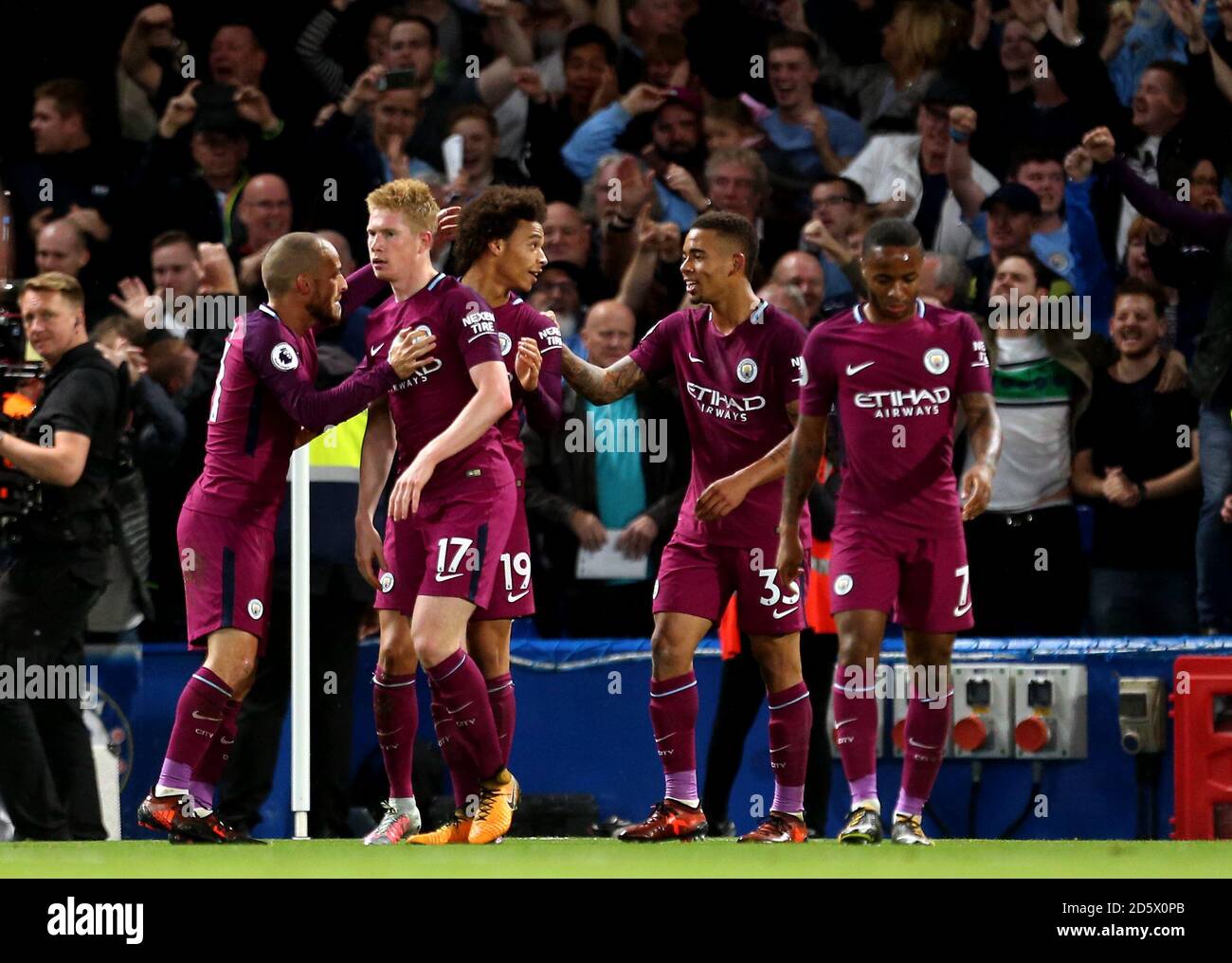 Kevin De Bruyne (Nr. 17) von Manchester City feiert das Tor seiner Seite Erstes Tor des Spiels mit seinen Teamkollegen Stockfoto