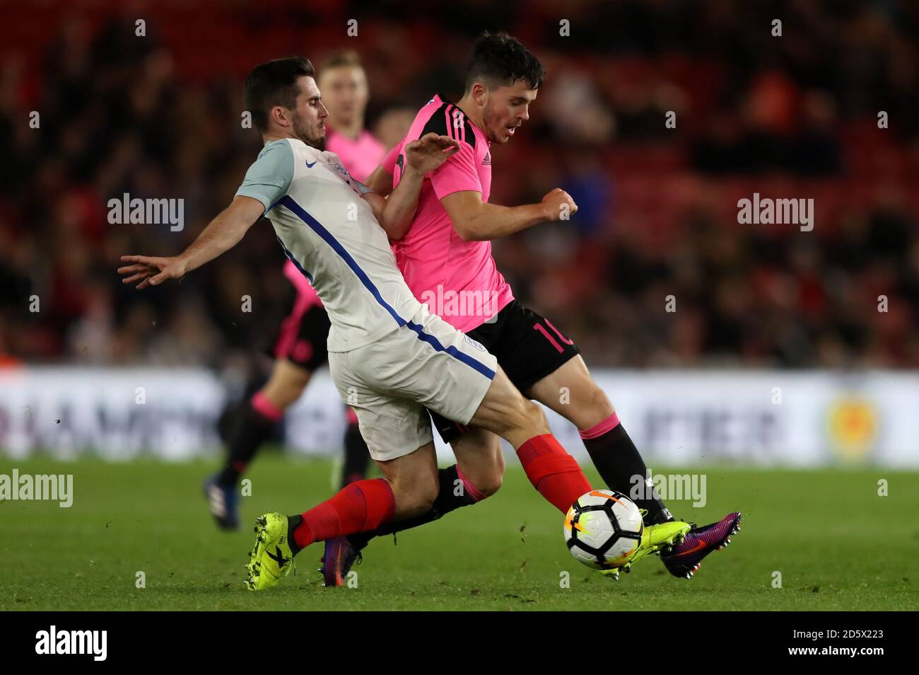 Schottlands Lewis Morgan (rechts) und Englands Lewis Cook kämpfen um Der Ball Stockfoto