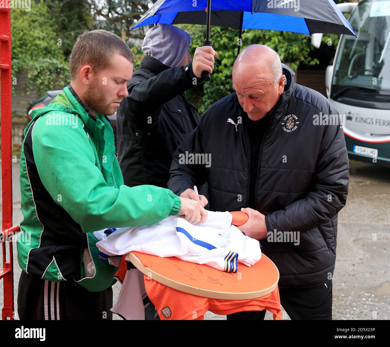 Luton Town's Assistant Manager Paul Hart (rechts) gibt Autogramme ab, als er vor dem Sky Bet League 2 Spiel zwischen Accrington Stanley und Luton Town ins Stadion kommt. Stockfoto