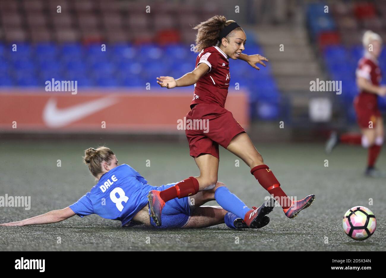 Liverpools Jess Clarker kämpft mit dem FC Sheffield um den Ball Meine Damen Hannah Dale Stockfoto