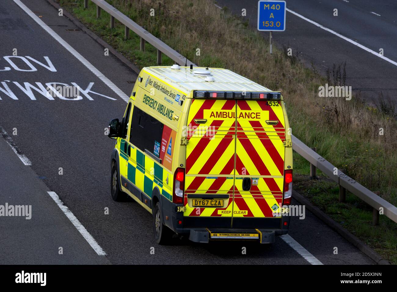 Ein Krankenwagen von West Midlands, der die Autobahn M40 an der Anschlussstelle 15, Warwick, Großbritannien verlässt Stockfoto