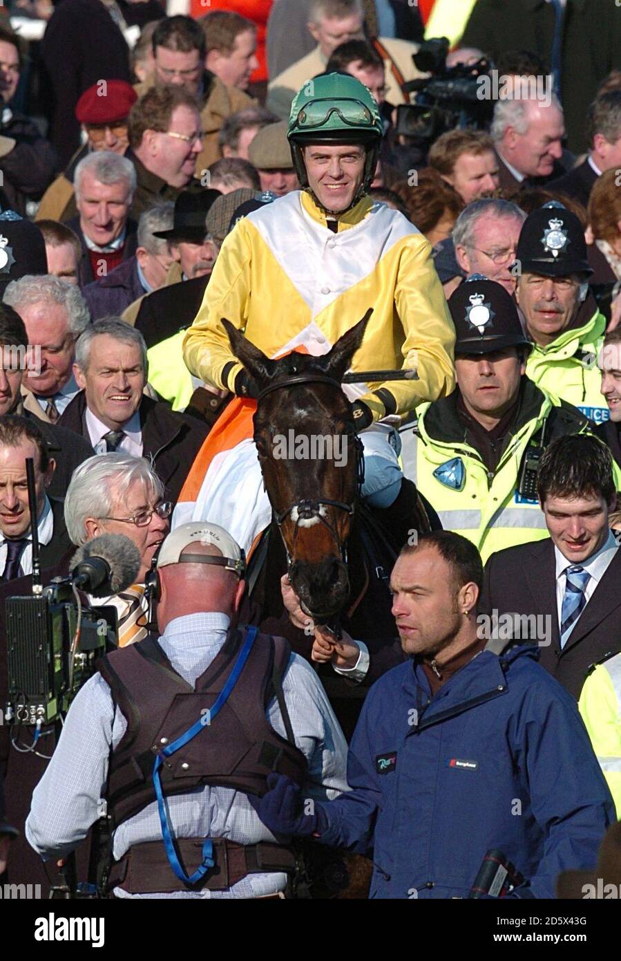 Andrew McNamara auf Newmill nach dem Gewinn der Queen Mother Champion Steeple Chase (Klasse 1) Stockfoto