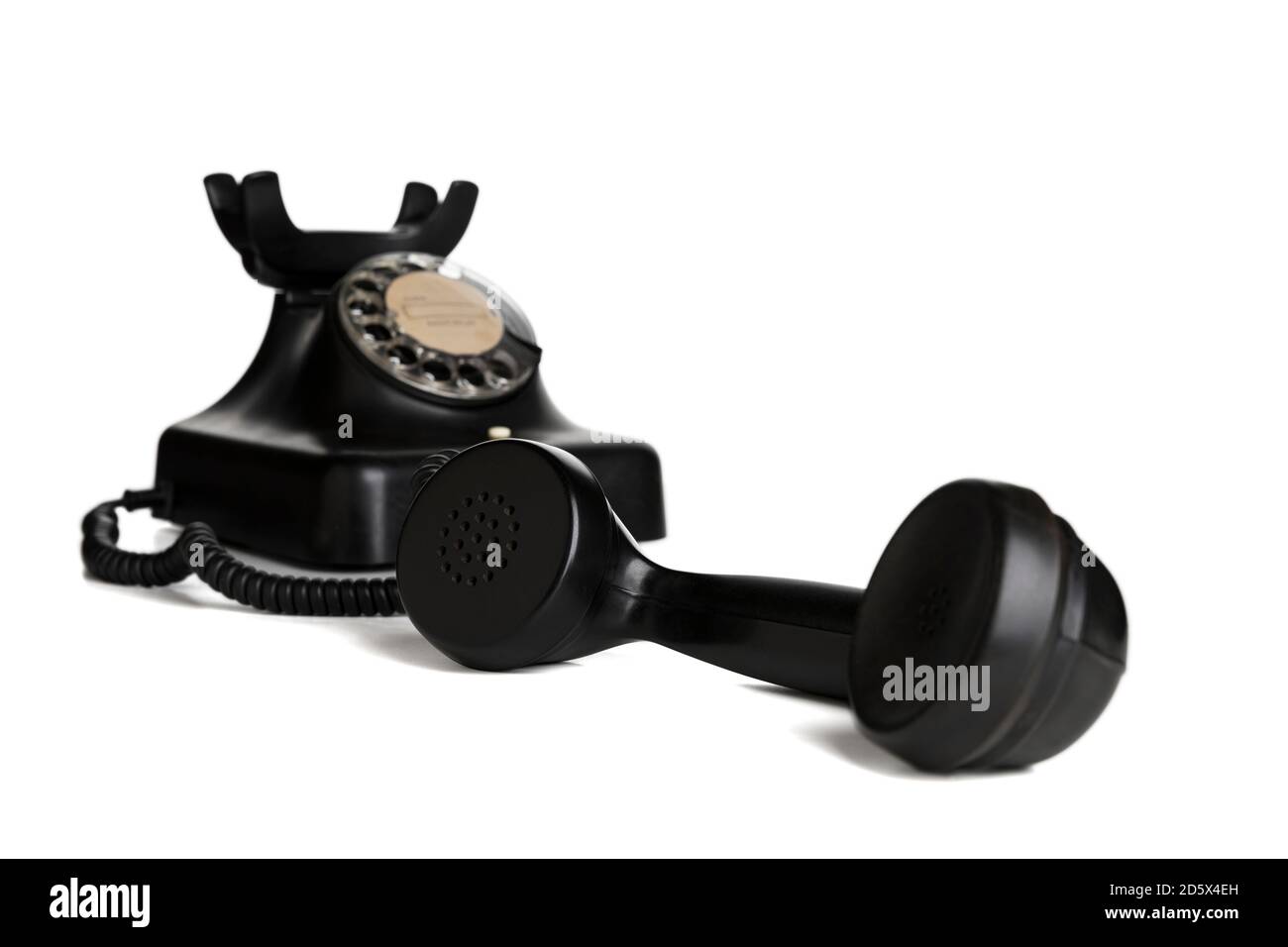 Vintage schwarzes Telefon mit Hörer abgehaken isoliert auf weißem Hintergrund, selektiver Fokus Stockfoto