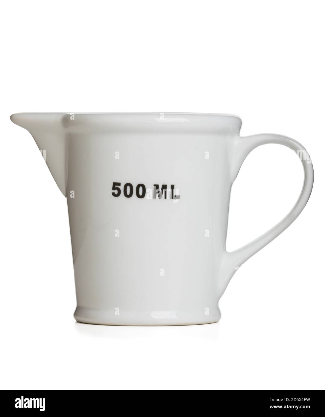 Messbecher mit 500 ml isoliert auf weißem Hintergrund Stockfotografie -  Alamy