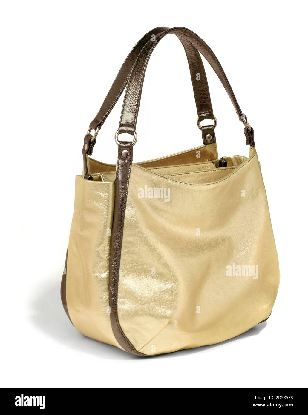 Lorelei Geldbörse in Metallic Gold Kunstleder auf einem fotografiert Weißer Hintergrund Stockfoto