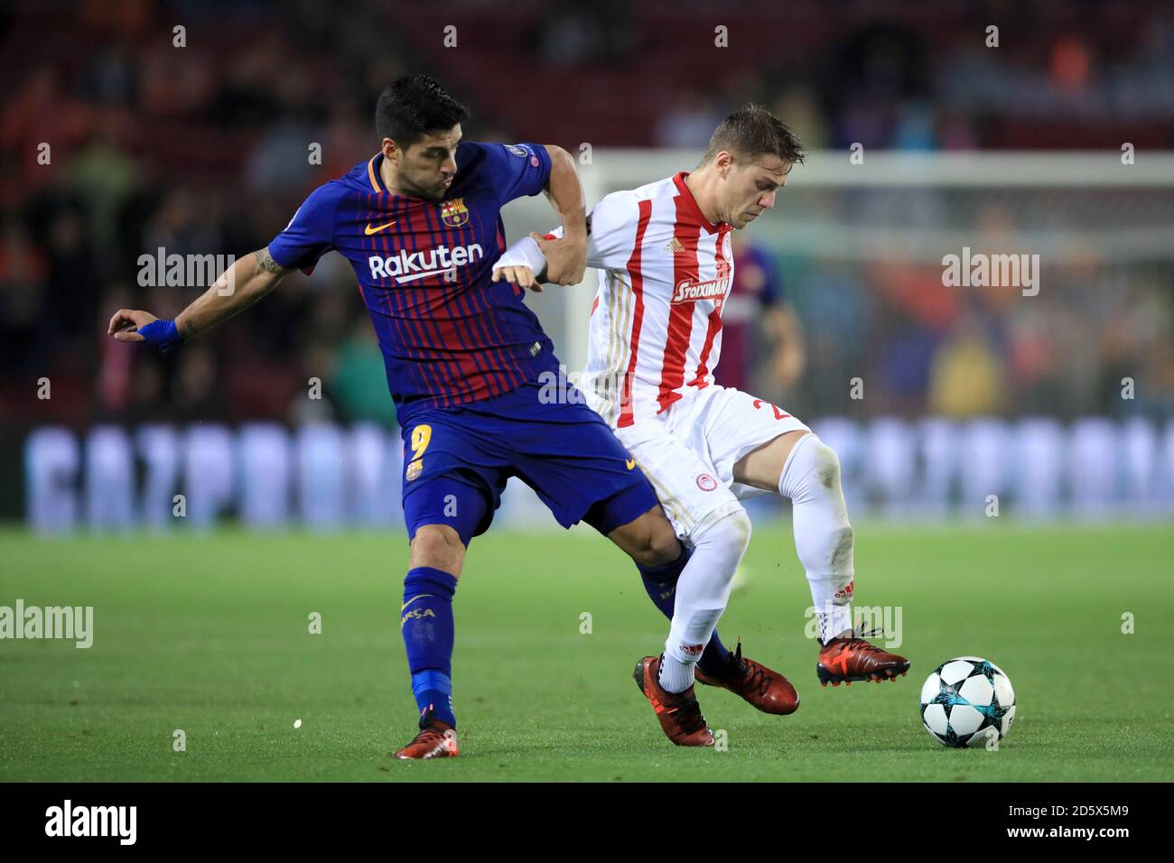 Barcelonas Lionel Messi (links) und Olympiakos' Leonardo Kouteris kämpfen um Der Ball Stockfoto