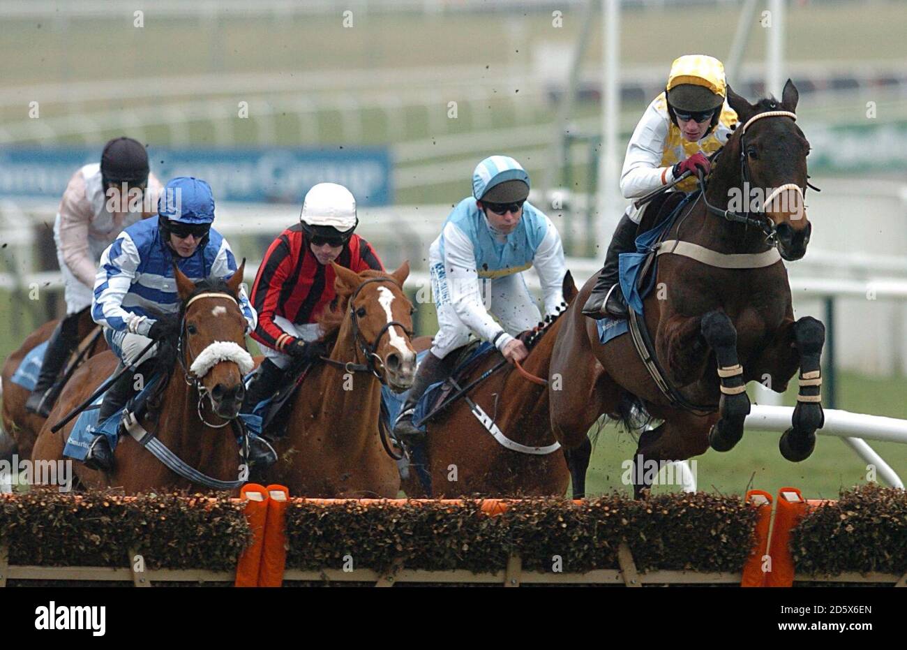 Fiepes Shuffle geritten von Philip Carberry führt das Spiel in Die Trophäe „The Smurfit Kappa Champion Hurdle Challenge“ (Klasse 1) Stockfoto