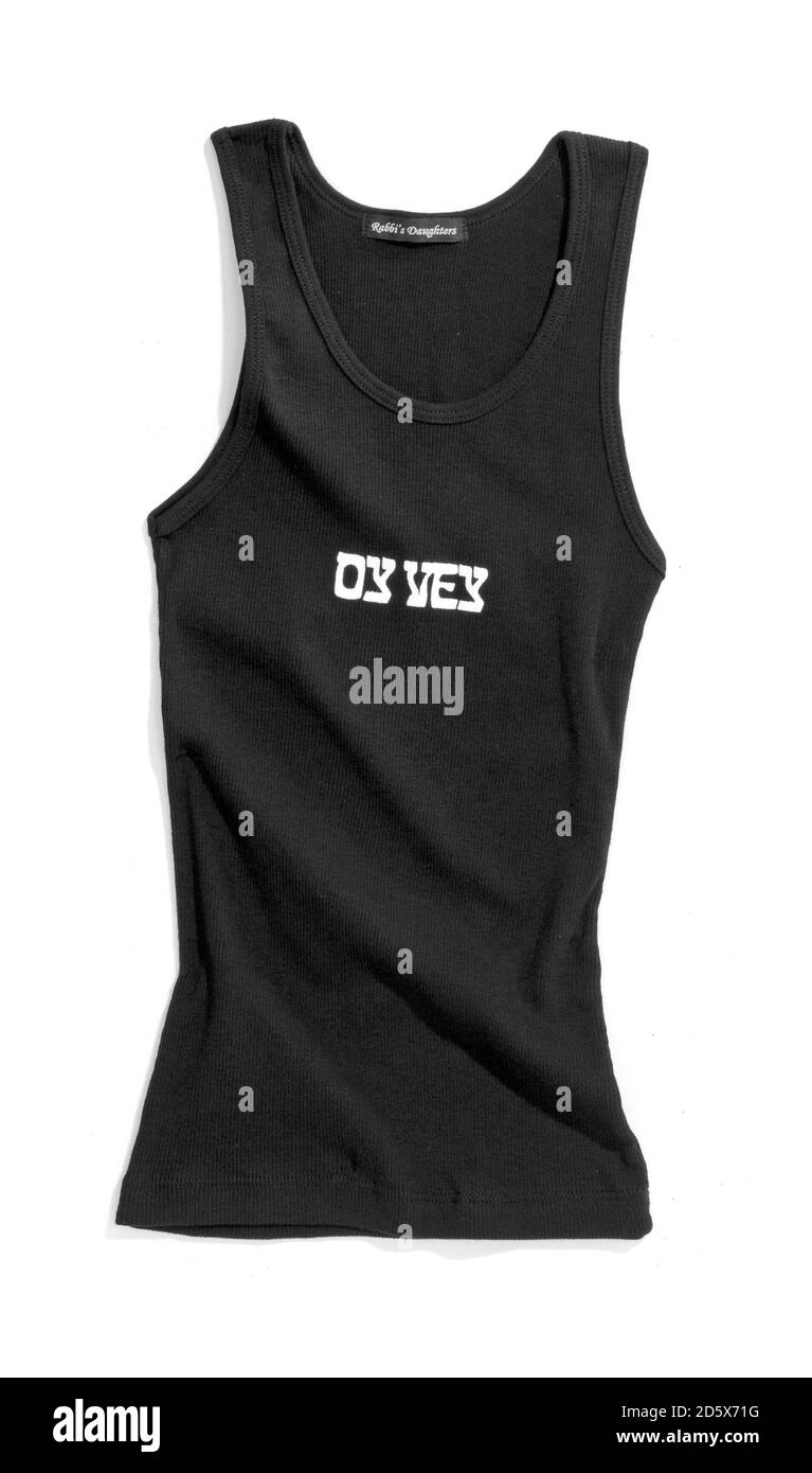 Schwarzes Tanktop mit jiddischer Phrase 'Oy Vey' aufgedruckt Es fotografiert auf einem weißen Hintergrund Stockfoto