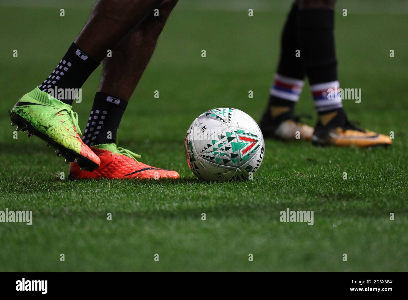 Die Spieler wärmen sich auf, indem sie den Mitre Delta Ball, den offiziellen Matchball des Carabao Cups, umspielen Stockfoto